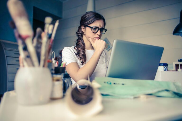 Skupiona kobieta pracująca na laptopie