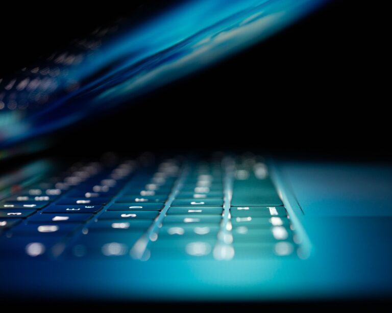 cyberbezpieczeństwo zamknięcie laptopa